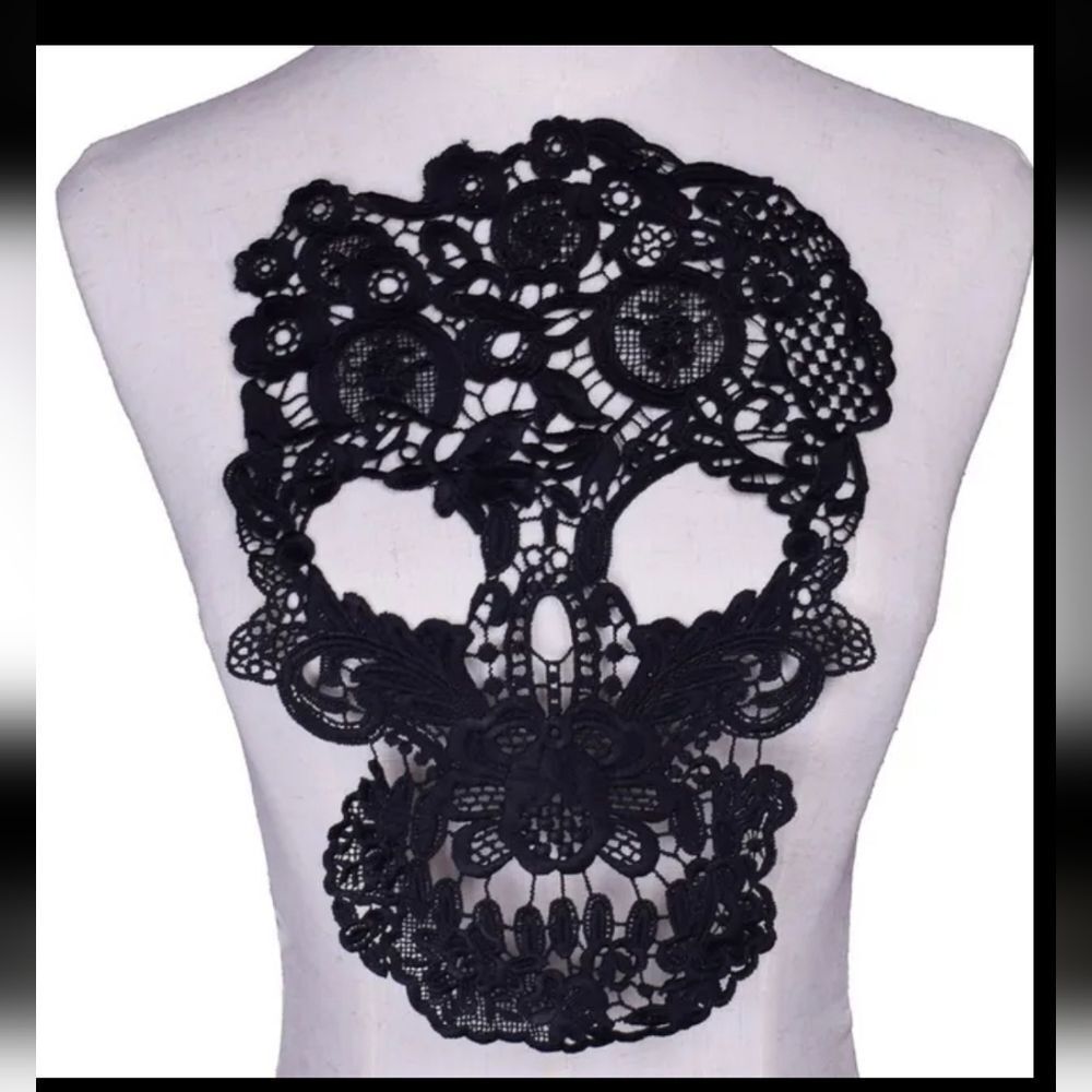 NWOT Lace Skull